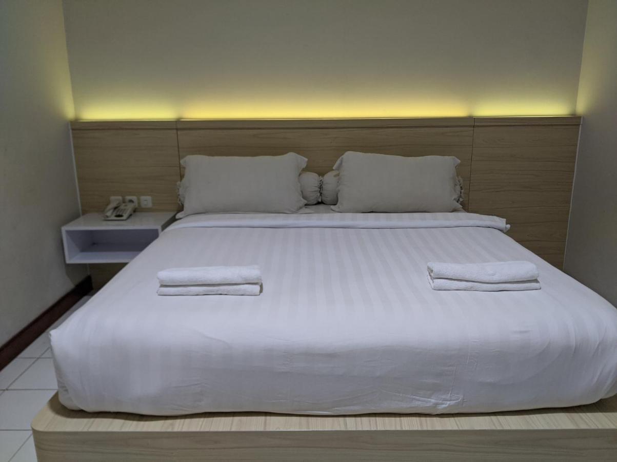 Twin Star Hotel Surakarta  Ngoại thất bức ảnh